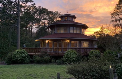 Reedville House | Romantic Chesapeake Bay Lighthouse-Style House Getaway