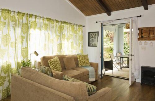 Ohia Estates House | Romantic Retreat, Relax at Hot-tub, Indoor & Outdoor shower, firepit, 5 min to Hawaii Volcano park