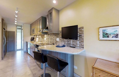 Kaanapali Apartment | Romantic, waterfront studio with pool, hot tubs & golf course view