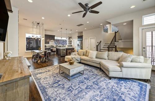 East Downtown Houston House | Rooftop EaDo Nr Downtown Yard BBQ Games WiFi