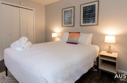 South Lamar Apartment | Room for Six in South Austin! Plus Fitness Center