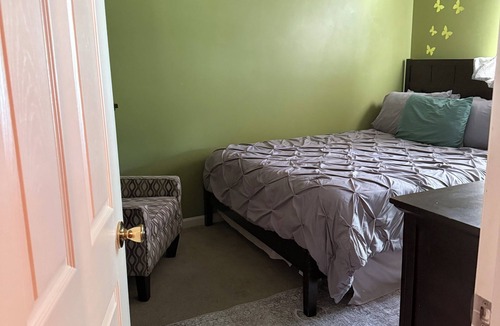 Creedmoor House | ROOMS Furnished 2 Queen RoomsSpacious CreedmoorHome Deck,Backyard Community Pool
