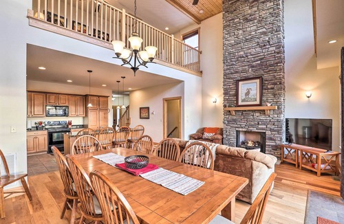 Wolf Laurel House | Roomy Mars Hill Townhome w/Deck + Mtn Views!