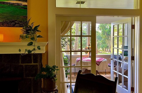 Hawi Bed & Breakfast | Royal Banyan Suite @ Vibrant Vegan Guesthouse/ Alcohol-free, smoke-free