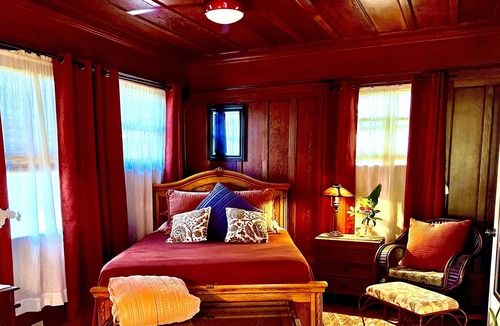 Hawi Bed & Breakfast | Royal Banyan Suite @ Vibrant Vegan Guesthouse/ Alcohol-free, smoke-free