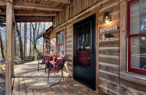 Tiger Cabin | Rustic 2BR + Loft Cabin with Relaxing Firepit - Near Clayton - Burton - Tallulah