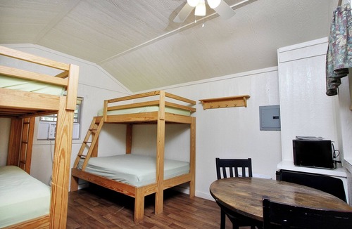Centre Hall Cabin | Rustic Cabin 28 w/4 Beds