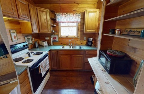 Nelsonville Cabin | Rustic Hawk's Nest Cabin Nestled in the Woods located near Hocking Hills