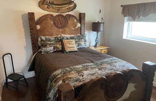 Calvert Cabin | Rustic Lodge on 100 acre ranch between College Station and Waco