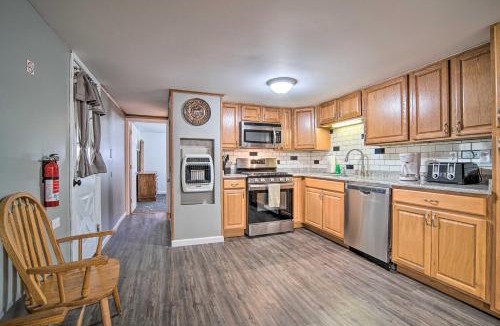 Russell House | Rustic & Modern Russell Cabin w/Grill + Deck