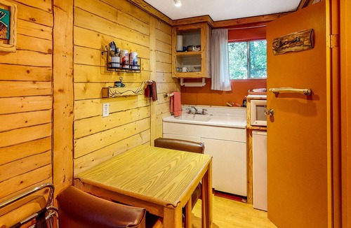 Cedaredge Cabin | Rustic studio with marvelous mountain views