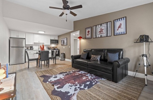 Columbus Apartment | Rustic Western Comfort w/King Pull-Out Couch, King Canopy Bed & 100″ Projector — Near Fort Moore