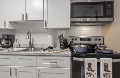 Columbus Apartment | Rustic Western Comfort w/King Pull-Out Couch, King Canopy Bed & 100″ Projector — Near Fort Moore