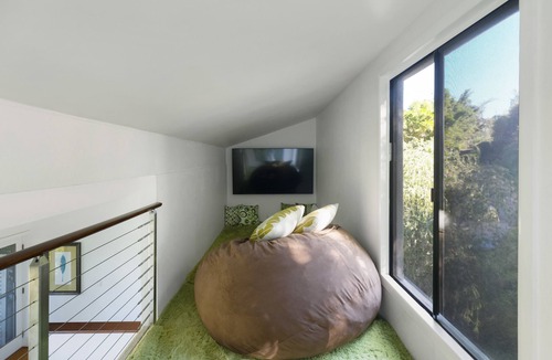 Makawao Cottage | Rustic yet modern Upcountry retreat with breathtaking views!