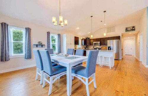 Sea Scape House | Saltwater Pool, Dog Friendly, Fire Pit!
