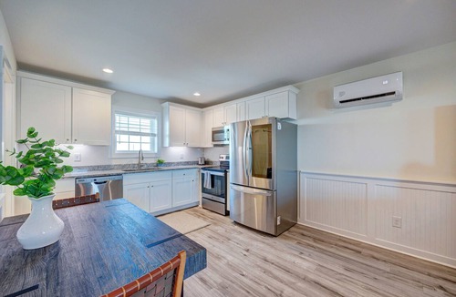 Surf City Apartment | Saltwater Suites, 104 Queen Pet Friendly 1st Floor