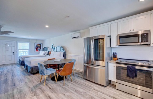 Surf City Apartment | Saltwater Suites, 302 Queen 3rd Floor