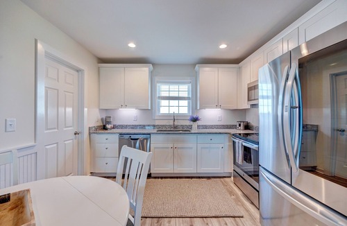 Surf City Apartment | Saltwater Suites Adjacent 1st Floor (107, 108)