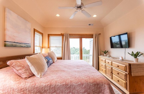 Monteray Shores House | Salty Paws. Pet Friendly. Minutes to Beach. Horizon Ocean Views.