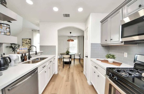 North Houston Gardens House | Sam Houston Race Track/Garage/Pet friendly/BBQGril
