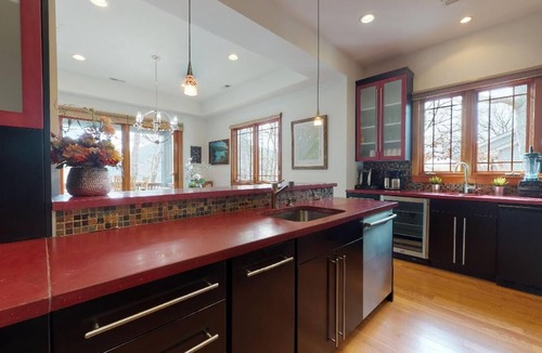 Huddleston House | Sandy Beach & Hot Tub! Iconic Mtn View! Come Visit "Sans Souci"!
