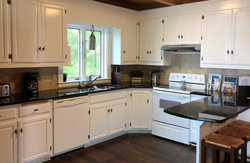 Henrico House | Sandy Beach, Main Lake, Deep Water and Dog friendly!