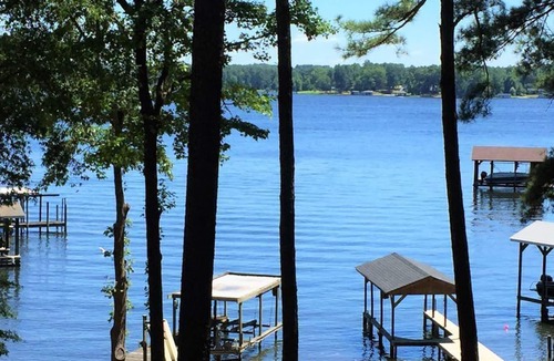 Henrico House | Sandy Beach, Main Lake, Deep Water and Dog friendly!