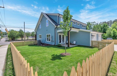 Sanford House | Sanford Executive Rental|Fenced Yard|Fast Wifi