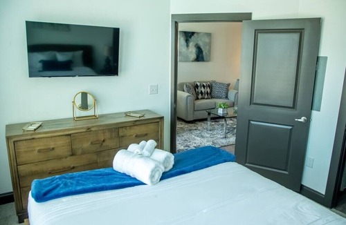 Downtown Apartment | Sapphire Granduer Room
