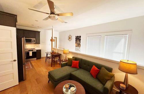 Dixon Park Apartment | Savannah Victorian District With Game Room