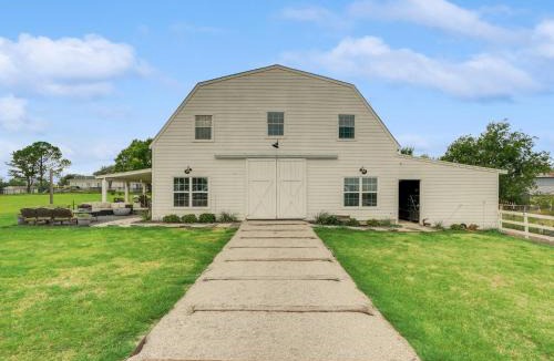 Garland House | Scenic Barndominium Hot tub & Separate Suite