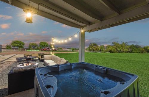 Garland House | Scenic Barndominium Hot tub & Separate Suite