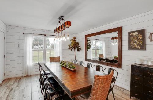 Garland House | Scenic Barndominium Hot tub & Separate Suite