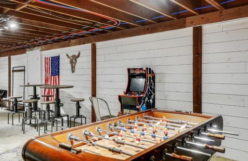 Garland House | Scenic Barndominium Hot tub & Separate Suite