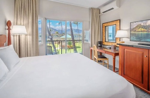 Kahului Hotel | Scenic Beachfront Room with Access to Local Shops | Breathtaking Sunset