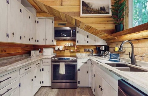 Horse Shoe House | Scenic cabins with fireplaces, children's items, W/D - dog-friendly