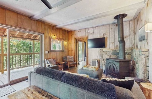 Horse Shoe House | Scenic cabins with fireplaces, children's items, W/D - dog-friendly