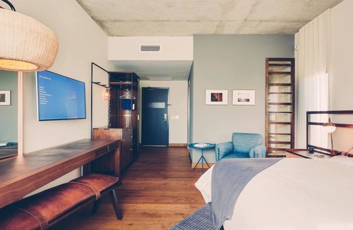 South River City Hotel | Scenic Hotel Room in Austin’s Iconic Travis Heights