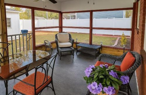 Garden City House | Screened Porch Gazebo BBQ Sleeps 10