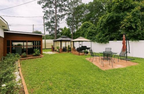 Garden City House | Screened Porch Gazebo BBQ Sleeps 10