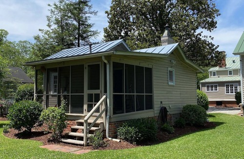 New Bern Cottage | Sea Turtle Cottage - walk to everything!