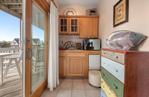 Manteo Condo | Seas the Bay: Water Views | Pool and Gym Access
