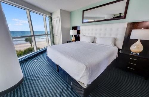 Downtown Myrtle Beach House | Seaside condo w hot tub & private balcony