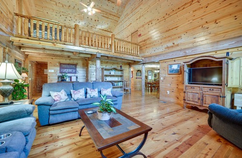 Octavia Cabin | Secluded Broken Bow Cabin w/Fire Pit and Deck!
