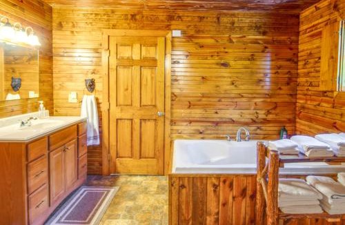 Blandburg House | Secluded Cabin w/On-Site Creek + Trails!