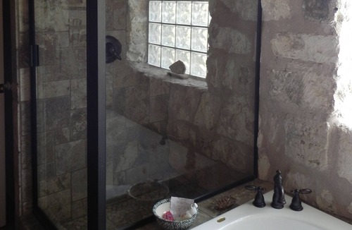 Willow City Cabin | Secluded Cabin w/ outdoor shower, 17min FBG, Willow City Loop, Bell Mtn Winery