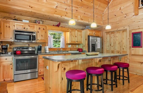 Hendersonville Cabin | Secluded Cabin w/Hot Tub & 3 Ensuites
