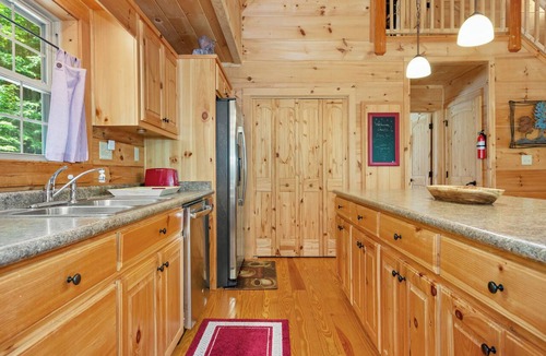 Hendersonville Cabin | Secluded Cabin w/Hot Tub & 3 Ensuites