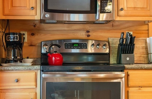 Hendersonville Cabin | Secluded Cabin w/Hot Tub & 3 Ensuites