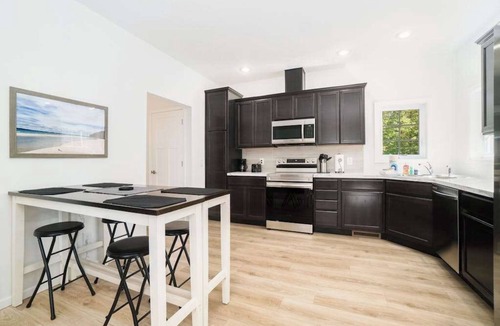 Honor House | Secluded & contemporary cottage with a washer/dryer, central AC, & firepit